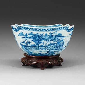 415. A blue and white square bowl, Qing dynasty, Qianlong (1736-95).