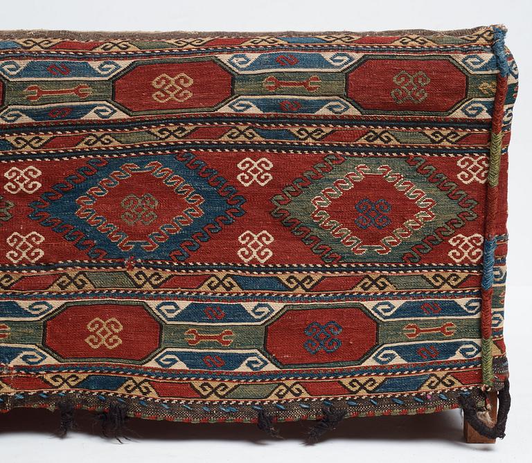 MAFRASH, antik/semiantik Shasavan, ca 108,5 x 55 cm, höjd 39,5, djup 55,5 cm. Bord/taburett medföljer, höjd ca 46,5 cm.