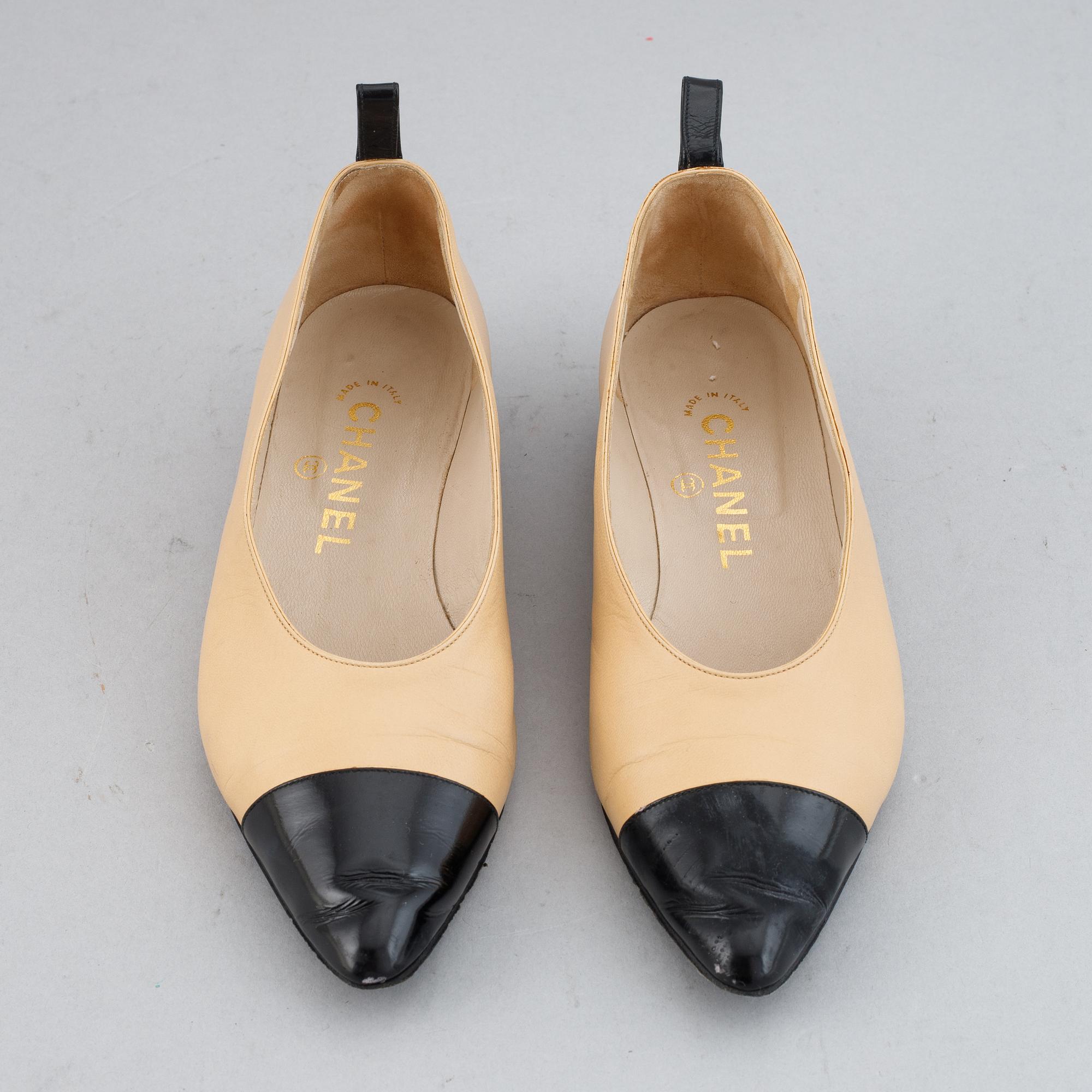 Chanel, a pair of leather shoes, size 36.