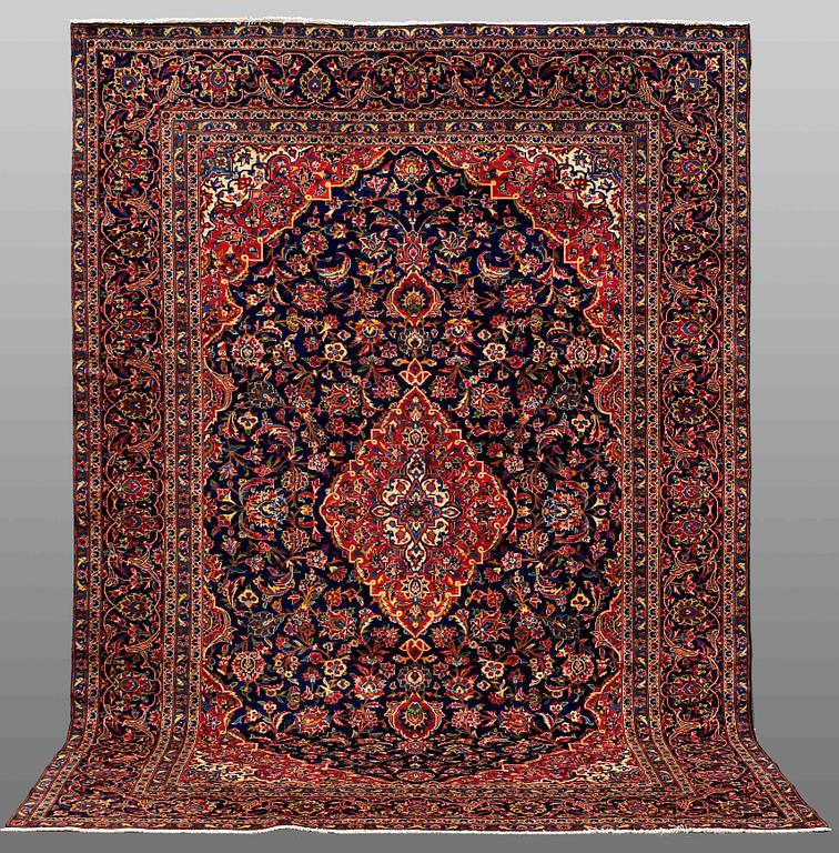 a carpet, Kashan, ca 330 x 233 cm.