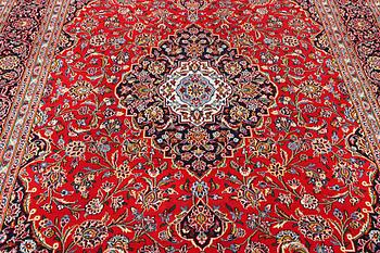 A Kashan carpet, c. 302 x 200 cm.