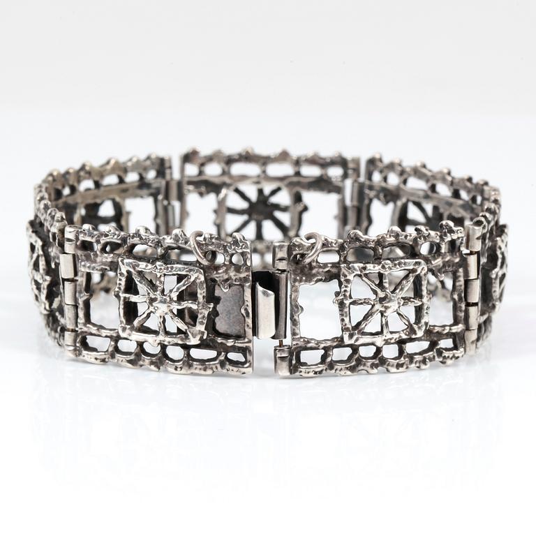ARMBAND, silver, Pentti Sarpaneva, Finland, 1900-talets andra hälft. Vikt 30 gram.