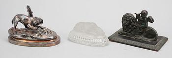 BREVPRESSAR/SKULPTURER, 3 st, gjutjärn, vitmetall, glas, 1800/1900-tal.