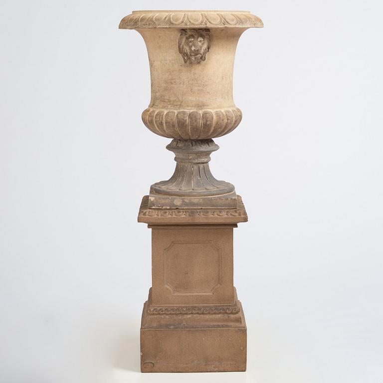 A stoneware garden urn on pedestal by av James Stiff & Sons (Lambeth, London 1834 - 1876).