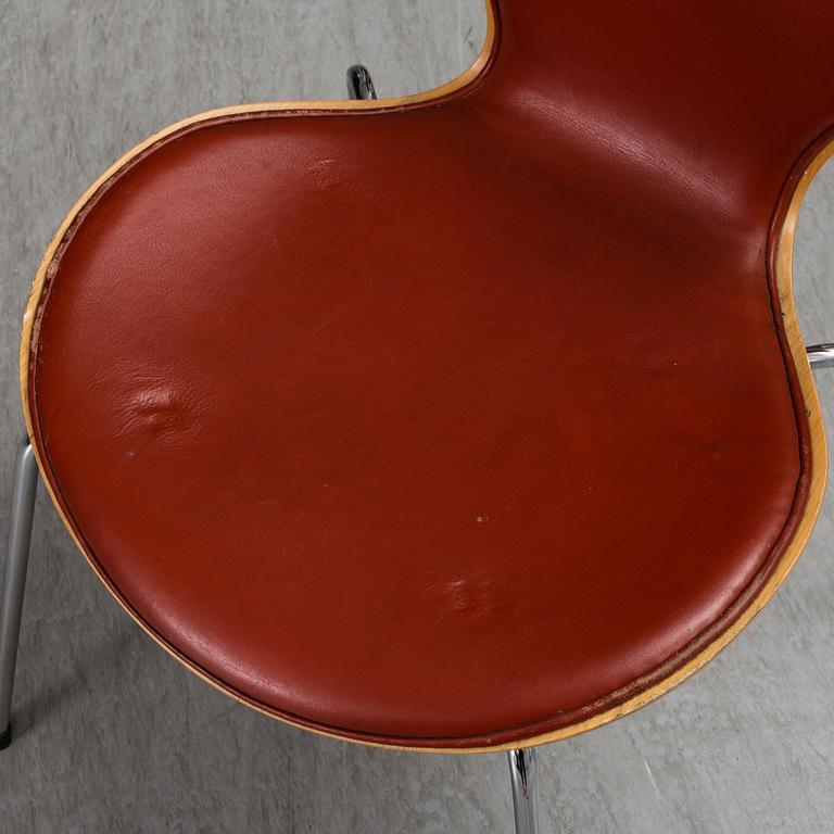 ARNE JACOBSEN, six leather covered 'Series 7' chairs from Fritz Hansen, Danmark, 1984.