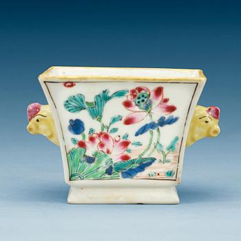 1519. A famille rose cup with chickenhandles, Qing dynasty, Qianlong (1736-95).