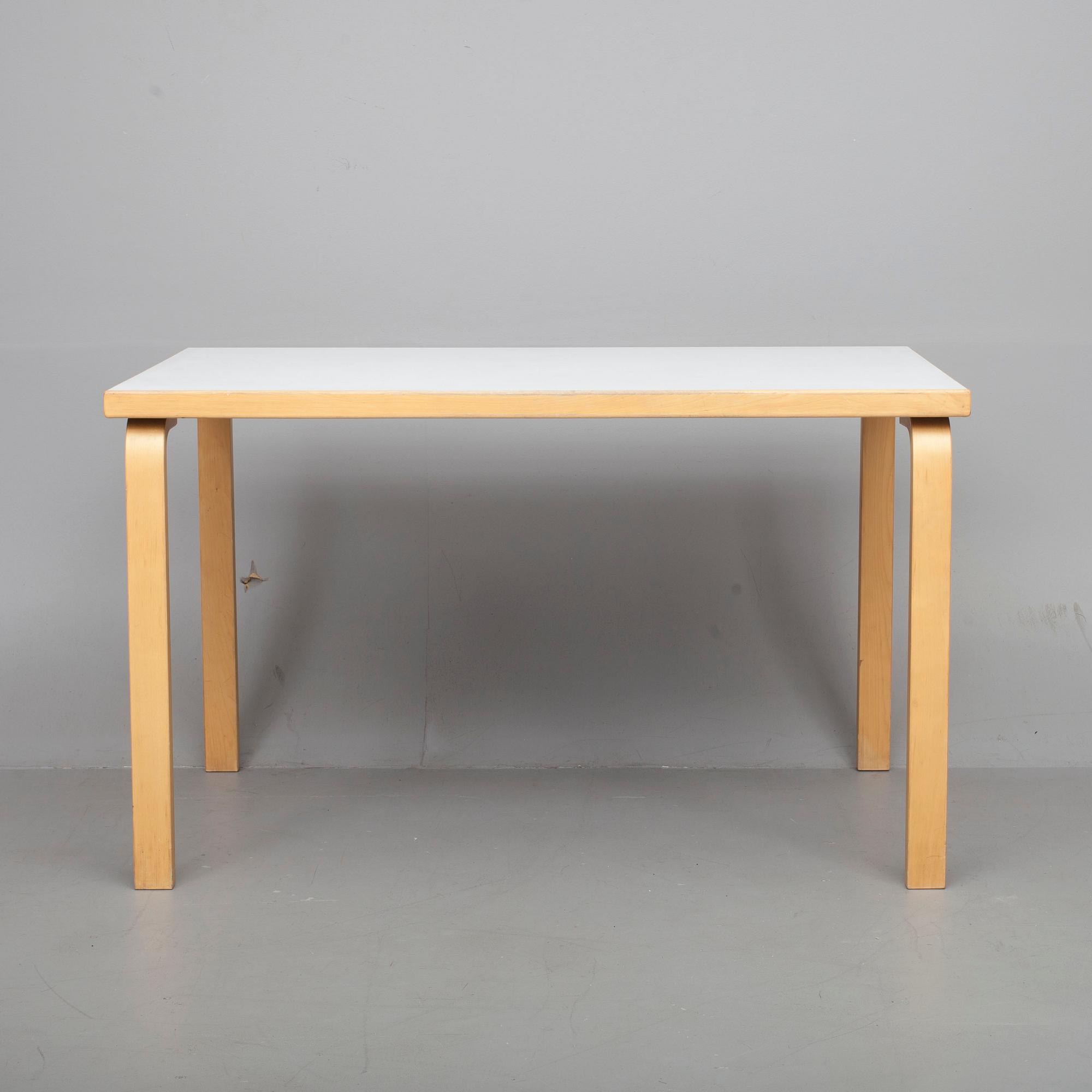 BORD, modell 80A, Alvar Aalto, Artek. 1900-talets senare hälft.
