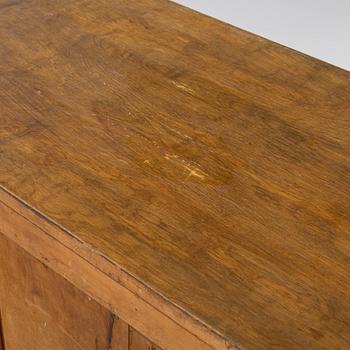 Vitrinskåp, 1900-talets första hälft.