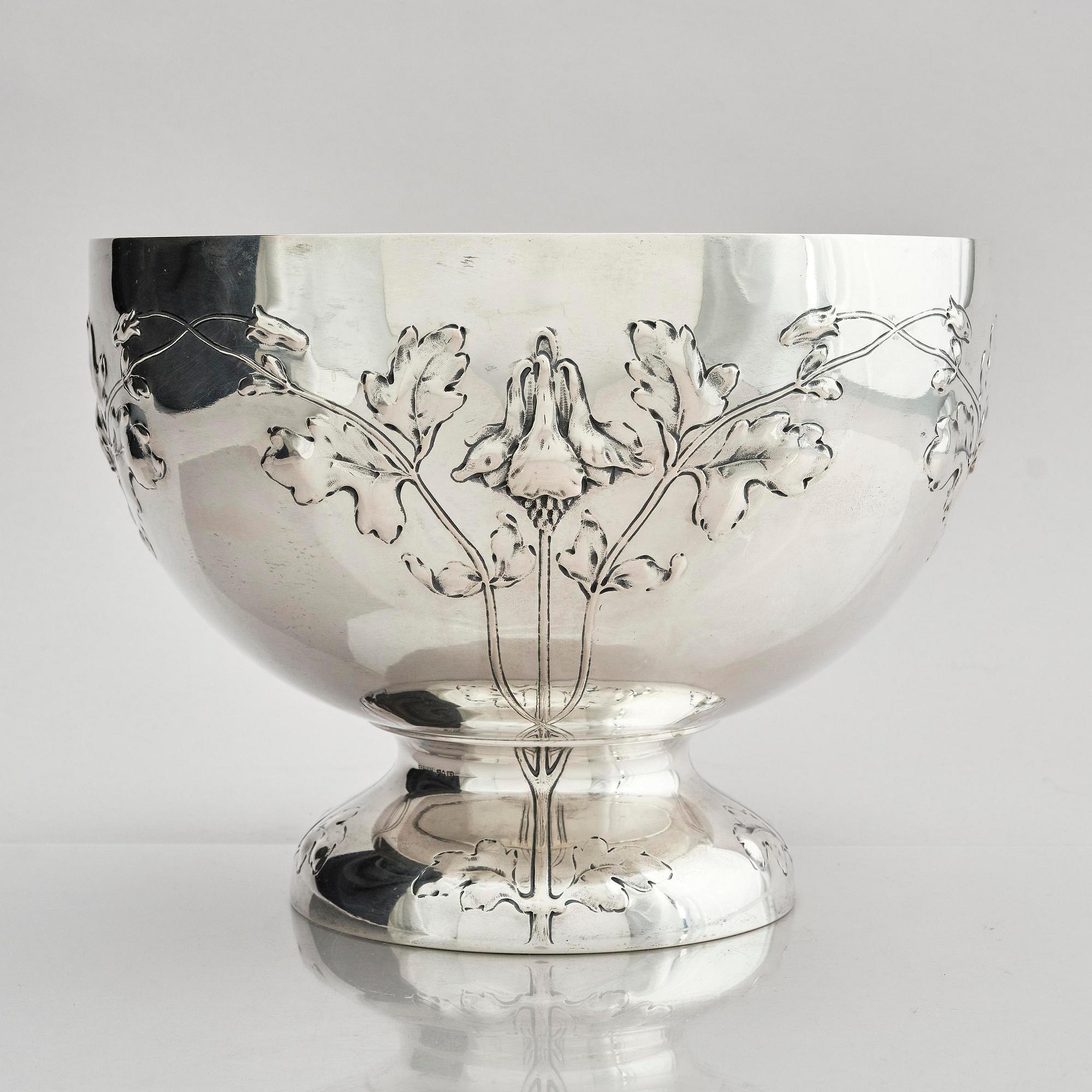Sven Carlman, a large bowl on foot/wine cooler, silver, company CF Carlman, Stockholm 1904.