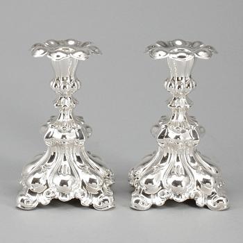 LJUSSTAKAR, ett par, silver, barockstil, CG Hallberg, Stockholm, 1954.
