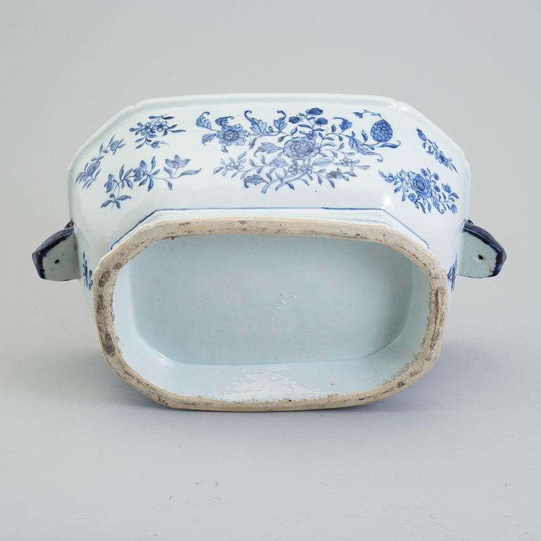 A blue and white tureen with cover, Qingdynasty, Qianlong (1736-95).