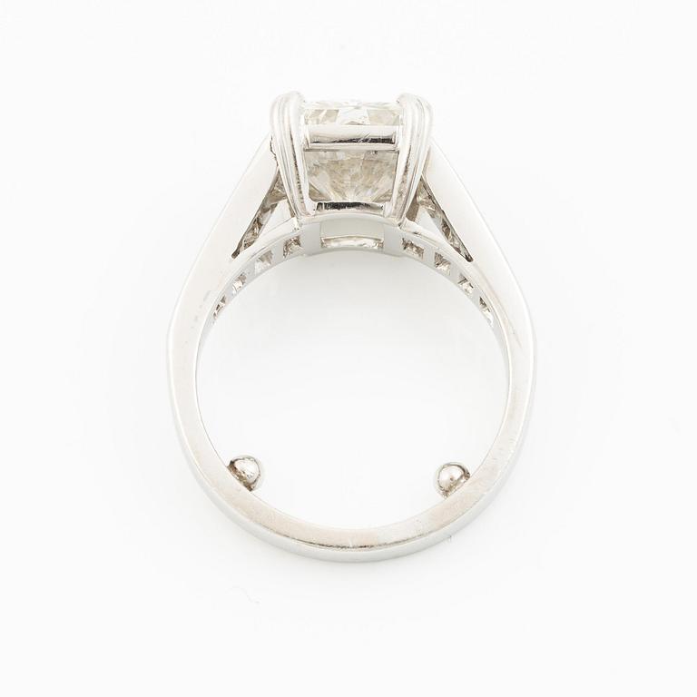 Ring platina med en radiantslipad diamant.