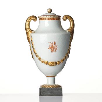 A Chinese Export jar with cover, Qing dynasty, 1790's.