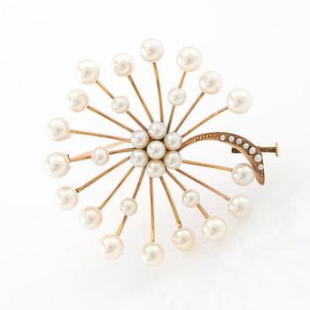 Brooch 14K gold with cultured pearls.