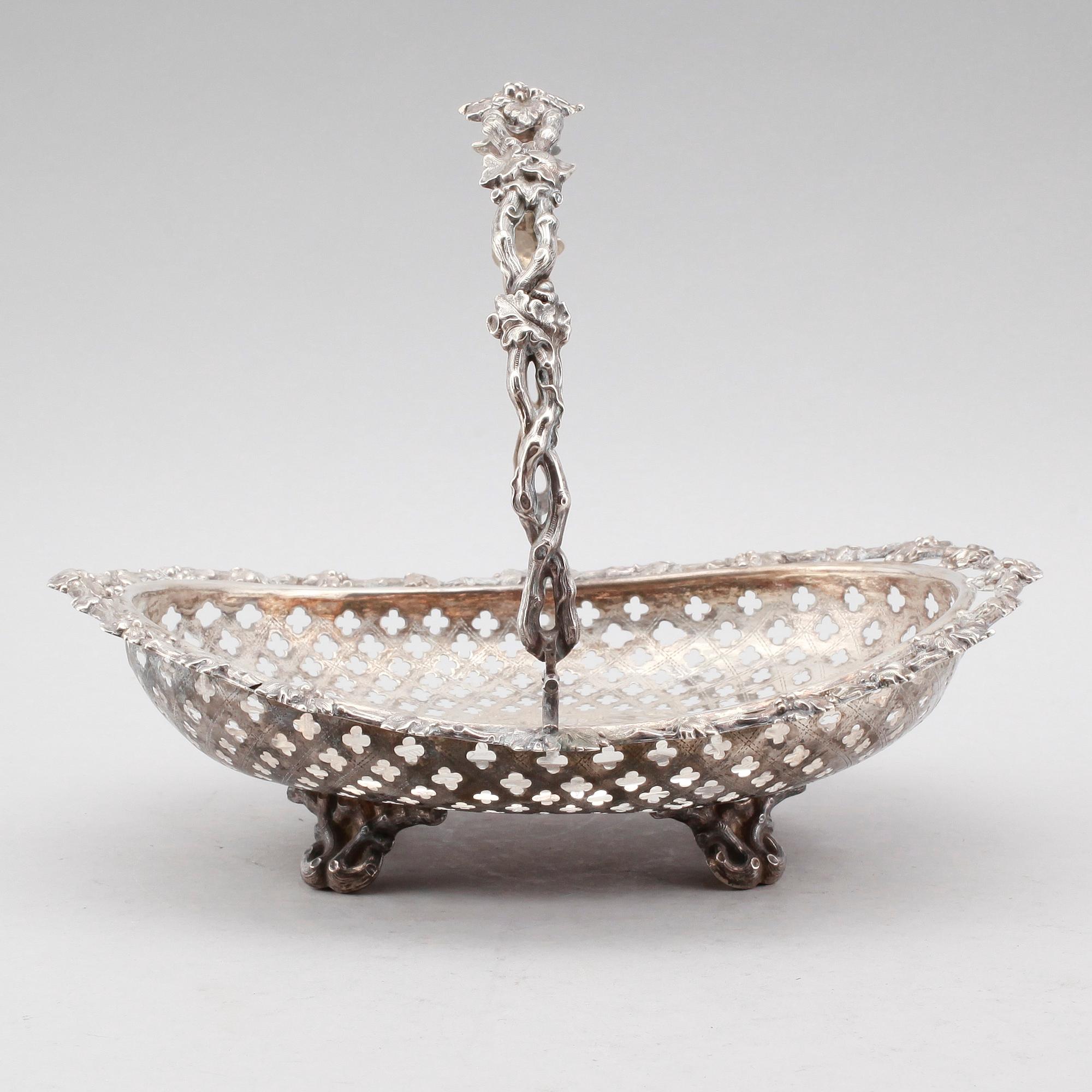 BRÖDKORG, silver, märkt Schott 13, Frankfurt, 1900-talets första hälft. Vikt ca 358 gram.