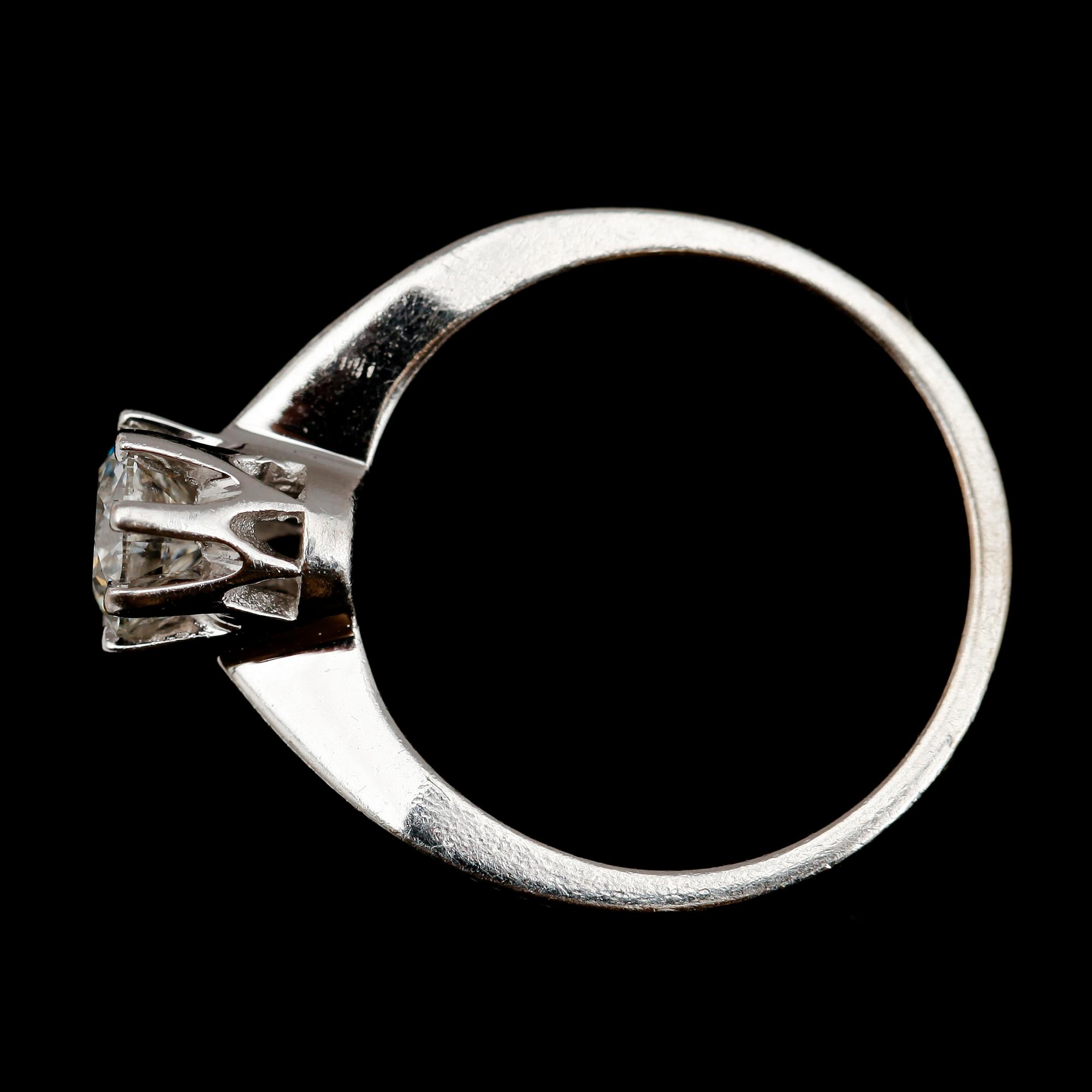 RING, 18 k vitguld, briljantslipad diamant 0,70 ct enl gravyr.