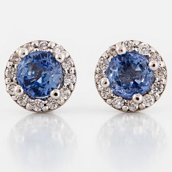 ÖRHÄNGEN, med runda fasettslipade safirer och briljantslipade diamanter.