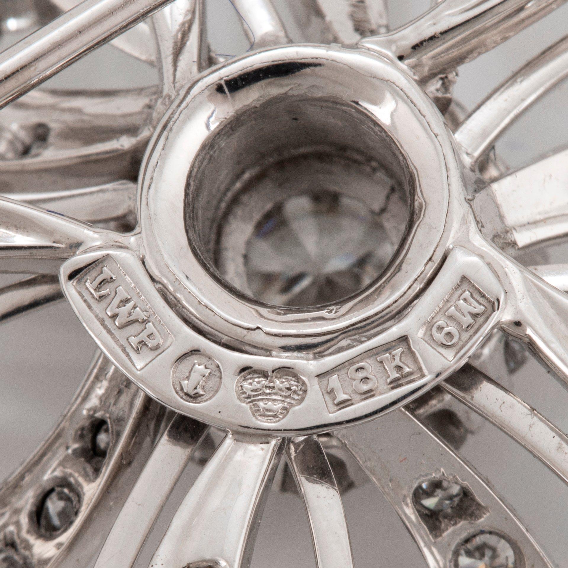 Brosch 18K vitguld med runda briljantslipade diamanter totalvikt ca 2.50 ct.
