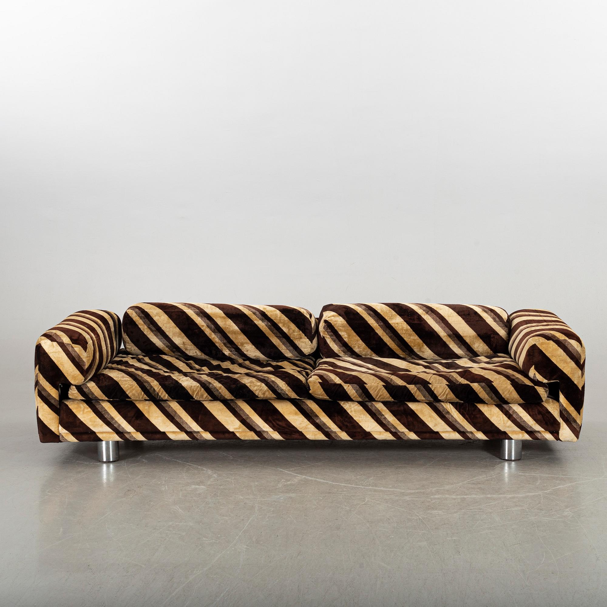 A 1970s HK FURNITURE DIPLOMAT SOFA, ENGLAND.