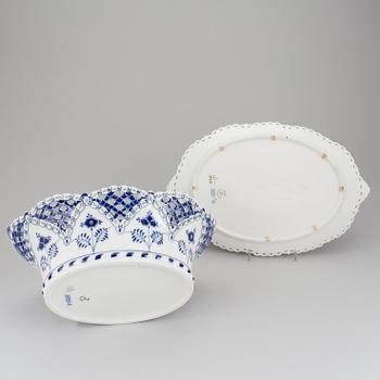 BOWL ON PLATE, porcelain, "Musselmalet helblond", Royal Copenhagen, 20th century.