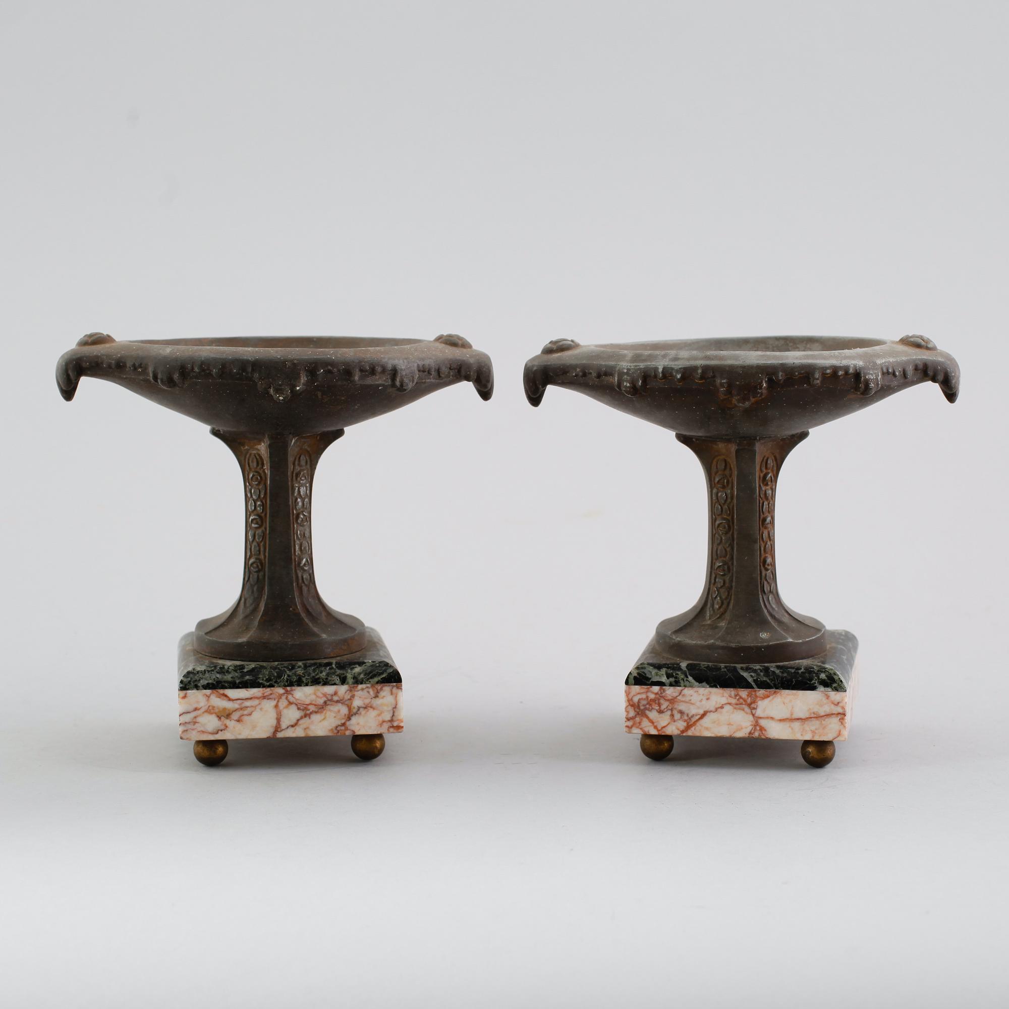 BORDSPENDYL, F Marti, Frankrike, 1800-talets andra hälft samt TAZZOR, 1 par, snarlika.