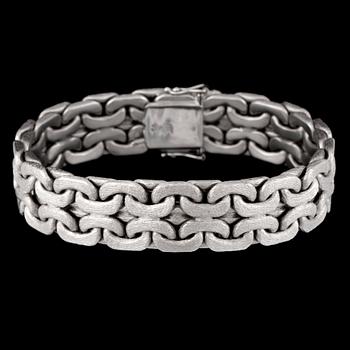 156. A white gold bracelet.
