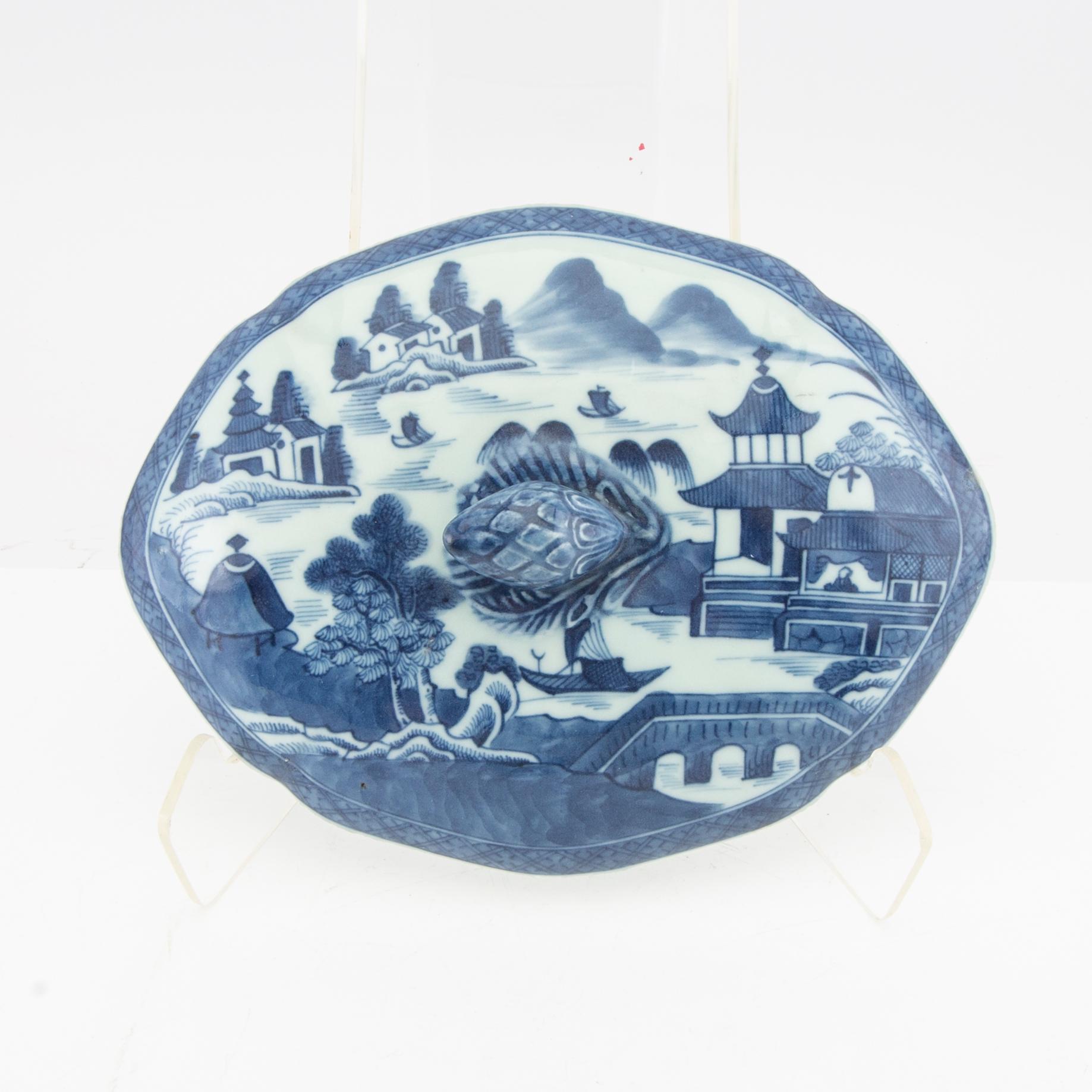 A blue and white export porcelain tureen with cover, China, Qing dynasty, around 1800.