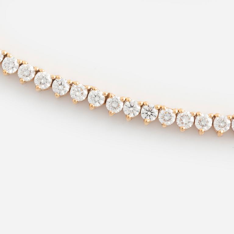 An 18K gold rivière necklace set with round brilliant-cut diamonds.
