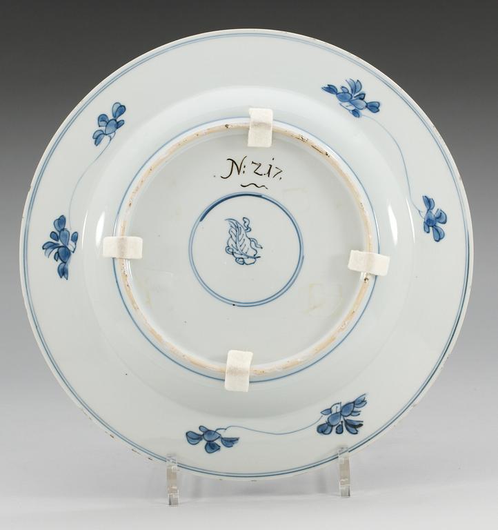 A blue and white dish, Qing dynasty, Kangxi (1662-1722). With Johanneum mark N: zi7.
