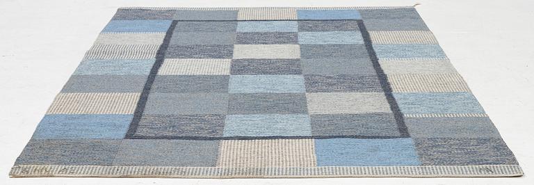 Margareta Åkerberg, matta "Jämtön blå," rölakan, ca 203 x 142 cm,  signerad GHV AB MÅ.