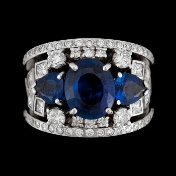 1198. A princess- and brilliant cut diamond ring, tot. 1.64 ct, oval cut sapphire 4.45 ct, 2 drop cut sapphires tot. ca 3 ct.