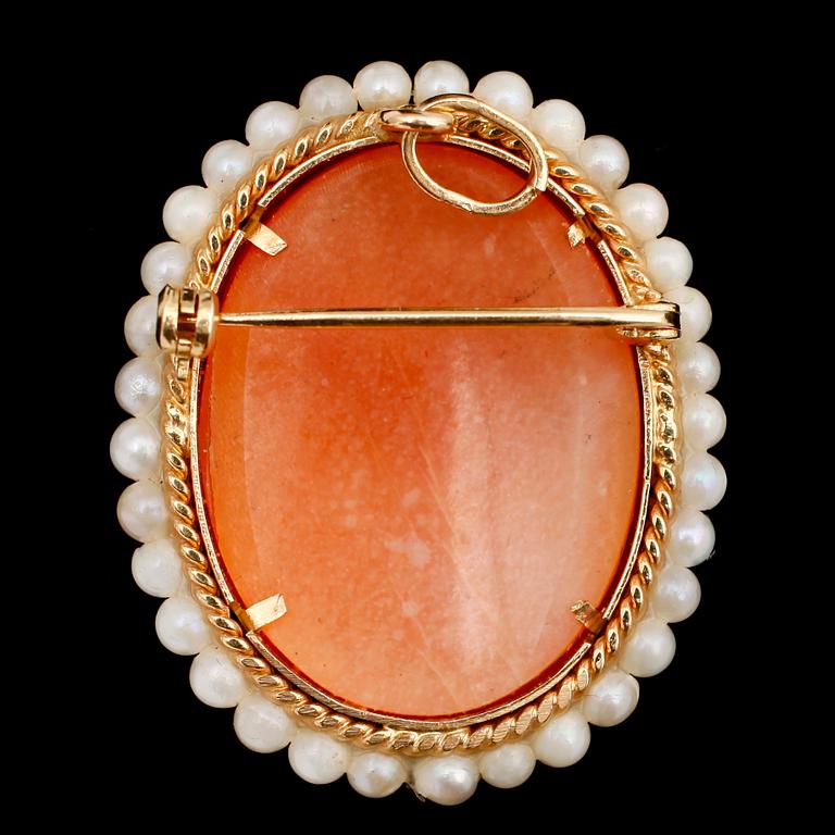 HÄNGE, 18 k guld, Italien, 1900-talets senare hälft, skuren snäckskalskamé, krans av odlade pärlor.
