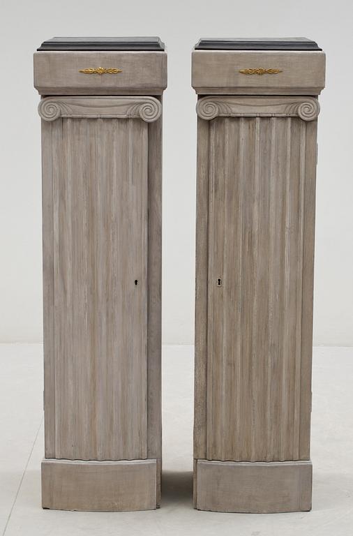 KOLONNSKÅP, ett par, 1900-tal.