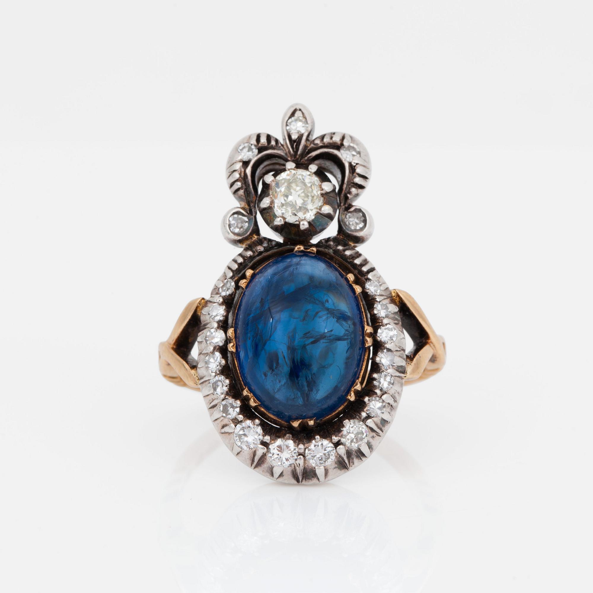 RING med cabochonslipad safir ca 5.16 ct samt gammalslipade diamanter totalt ca 0.60 ct.