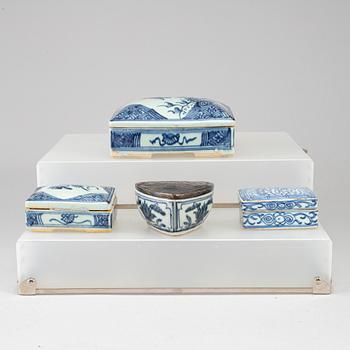 Four blue and white boxes with covers, Qing dynasty, 19th century.