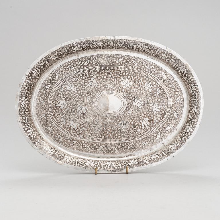 Silverföremål, 9 st: fat, tre servettringar och fem bägare, sannolikt Indien, 1900-tal.