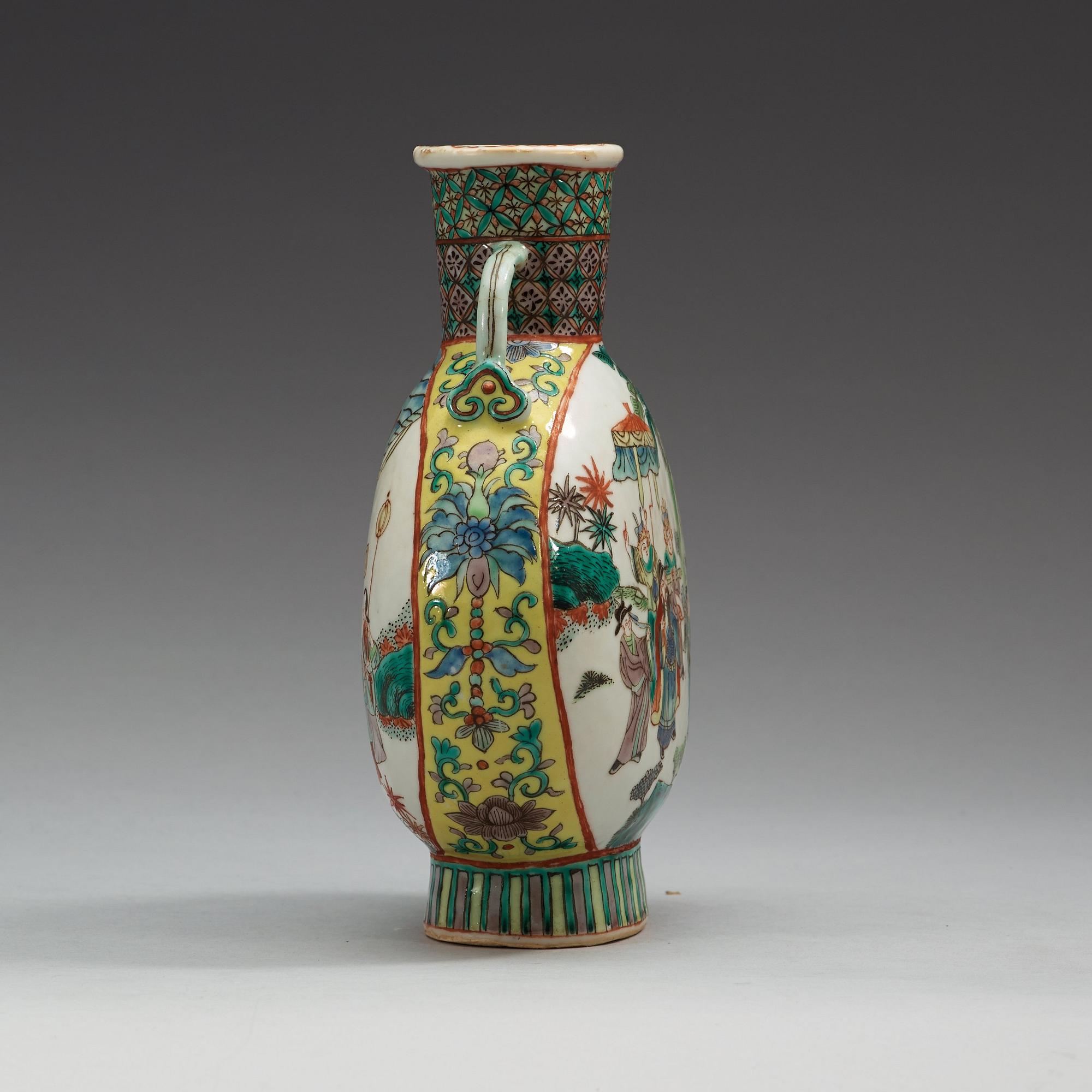 PILGRIMSFLASKA, porslin. Sen Qing dynastin (1644-1912), med Xuande fyra karaktärers märke i botten.