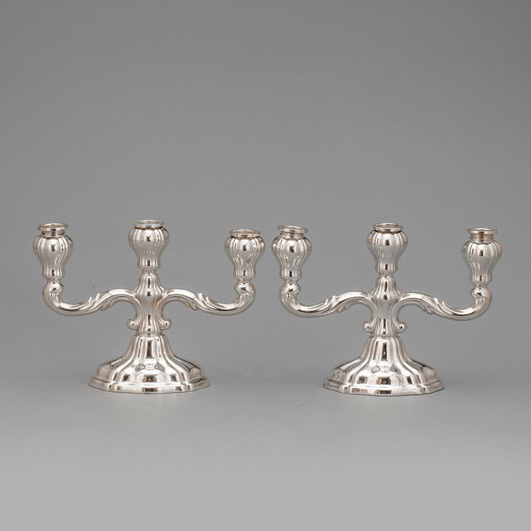 KANDELABRAR, ett par, silver, rokokostil, Tyskland, svenska importstämplar. 1900-tal.