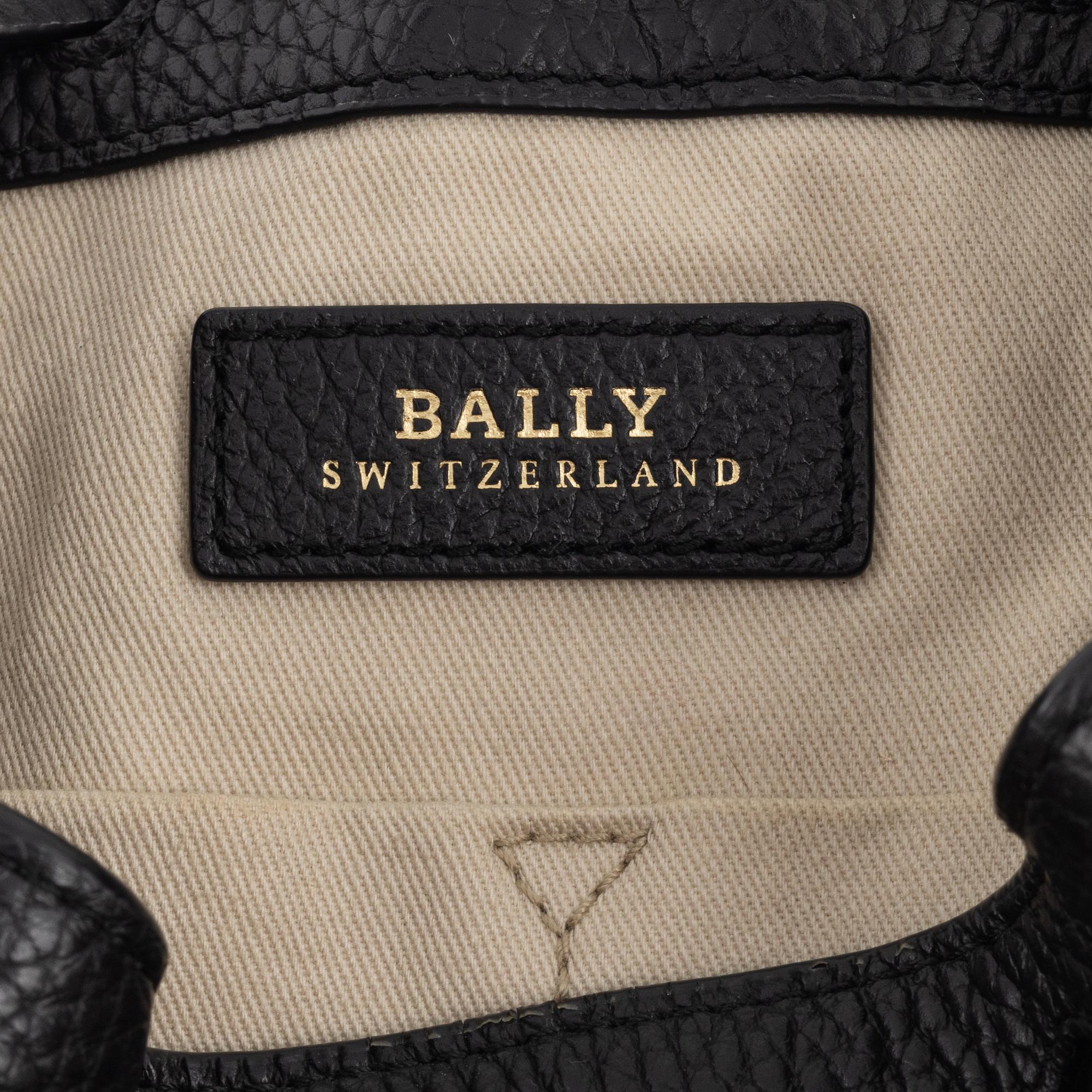 Bally a black leather bucket bag. Bukowskis
