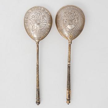 Skedar, 2 st, förgyllt silver, Moskva 1877-98. Den ena av Stepan Kuzmitj Levin.