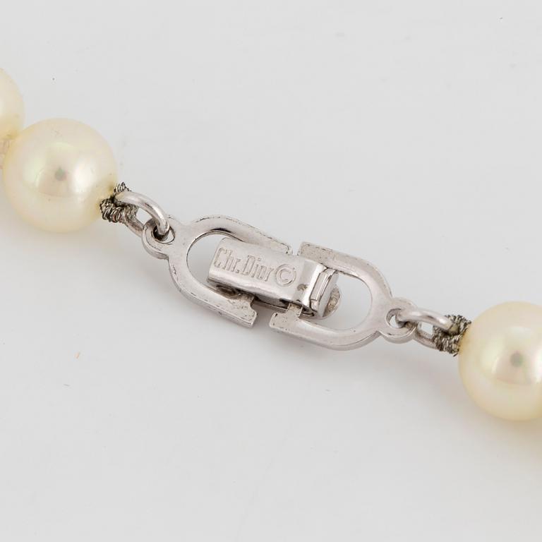 A Christian Dior pearl necklace.