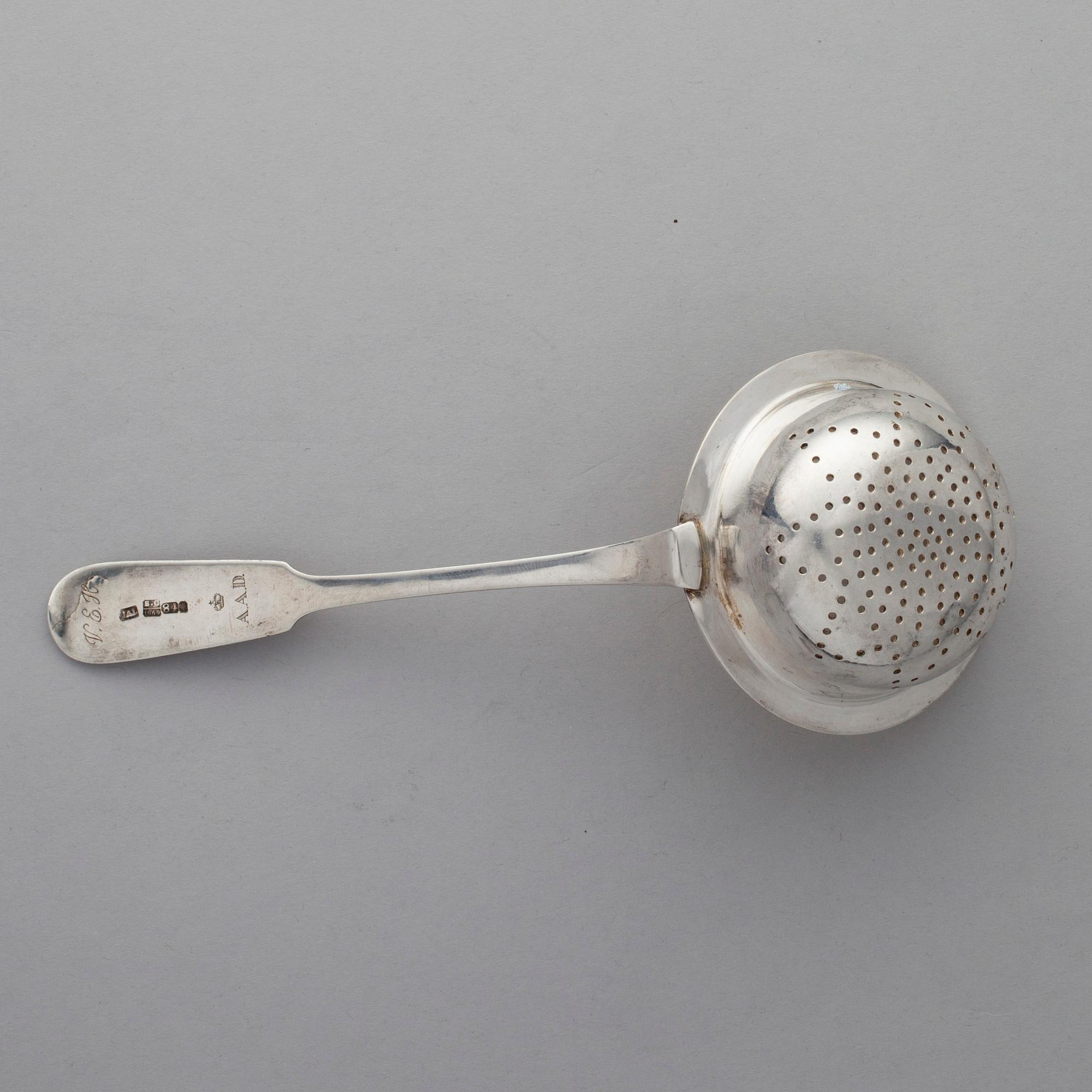 TESIL, silver, kontrollstämplar Viktor Savinkov, S:t Petersburg 1869. Vikt 87 g.