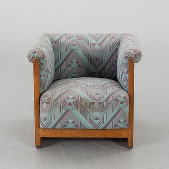 AN ART DECO ARMCHAIR FROM THE MIDDLE OF 20TH CENTURY.