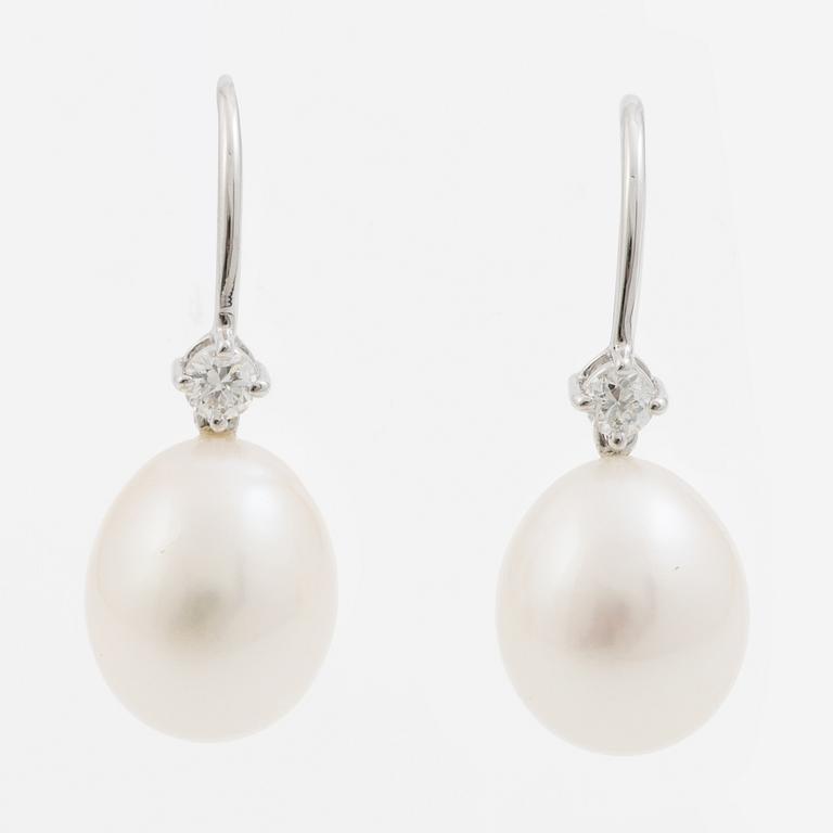 Earrings 18K white gold with cultured pearls and brilliant-cut diamonds.