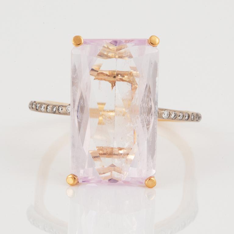 COCKTAILRING, med kunzit och briljantslipade diamanter.