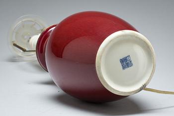 BORDSLAMPA/VAS, porslin. Kina 1900-talets andra hälft.