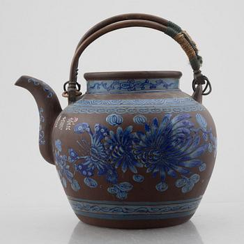 Two Chinese yixing ware teapots, late Qing dynasty / early 20th century.