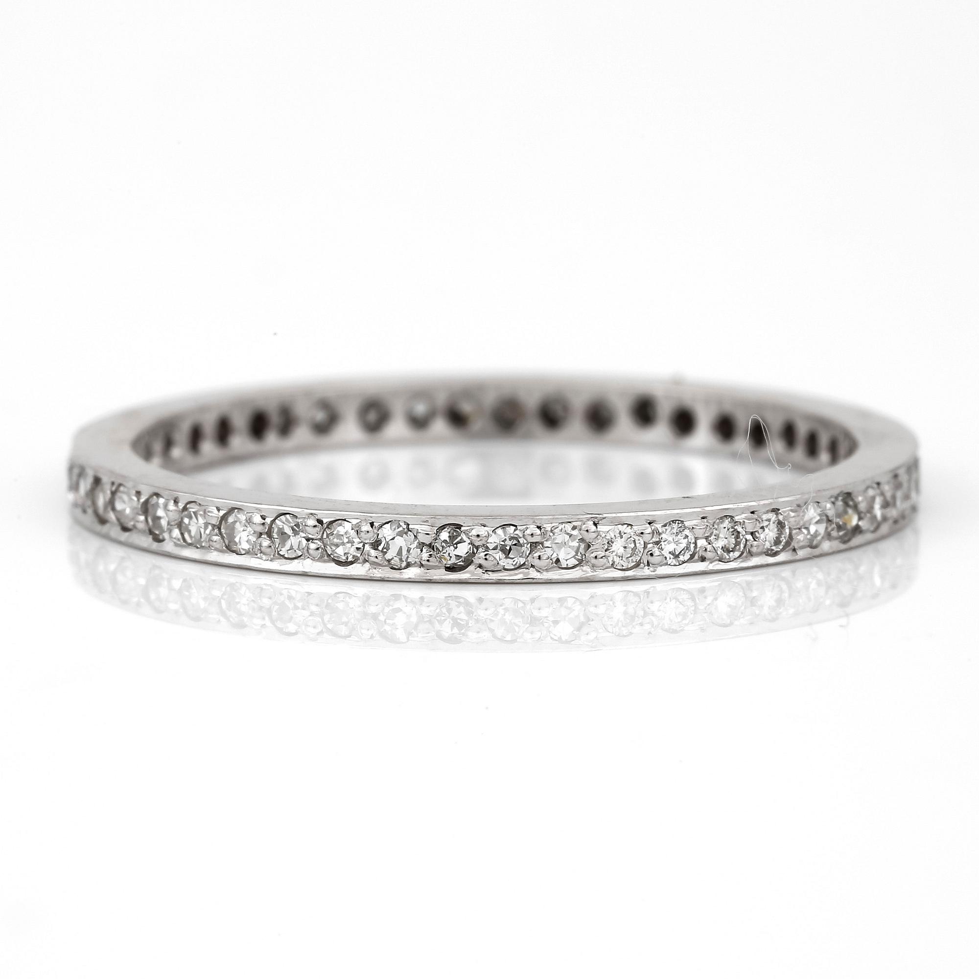 ALLIANSRING, med åttkanslipade diamanter, totalt ca 0,50 ct. 18K vitguld.