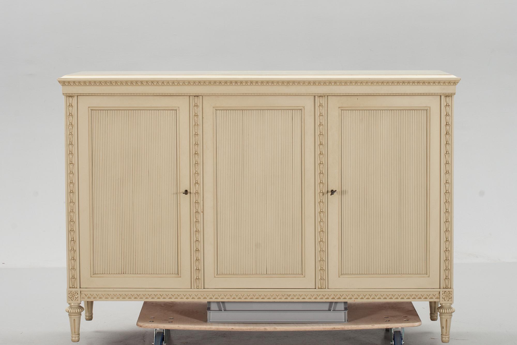 SKÄNKSKÅP, gustaviansk stil, 1900-tal.