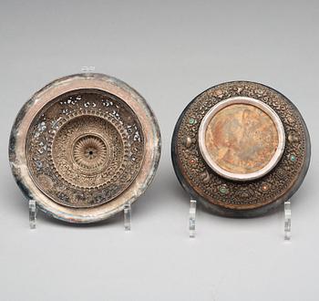 SKÅL med LOCK, trä och låghaltigt silver med inläggningar. Tibet/Mongoliet, 1800-tal.